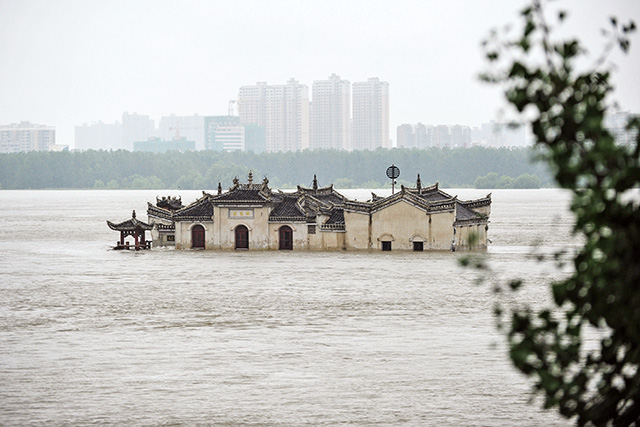中國自6月以來的大雨造成的水患，成至少141人死亡和失踪，並造成數十億美元的經濟損失。圖為武漢市長江上的七百年古廟觀音閣幾乎被淹沒。Getty Images