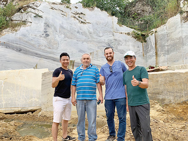 陳博崑（右）在巴西礦區與礦主合影，其長子陳昱愷（左）於去年加入團隊，協助父親的事業。承豪石材提供