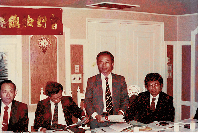 ▲張武勇（右二）至今感念泰山企業詹仁道總裁（左一）的栽培。張武勇提供