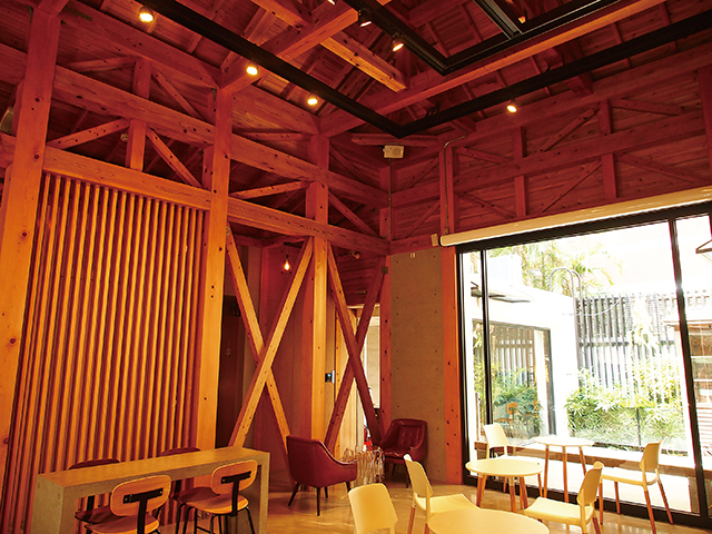 DOTEL西門為日式老屋改建，寬敞明亮的一樓是咖啡廳。