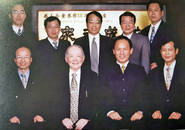 泰山五十週年慶，前排左起張武勇副總、詹仁道總裁、詹岳霖總經理、施泰安副總及幹部。張武勇提供