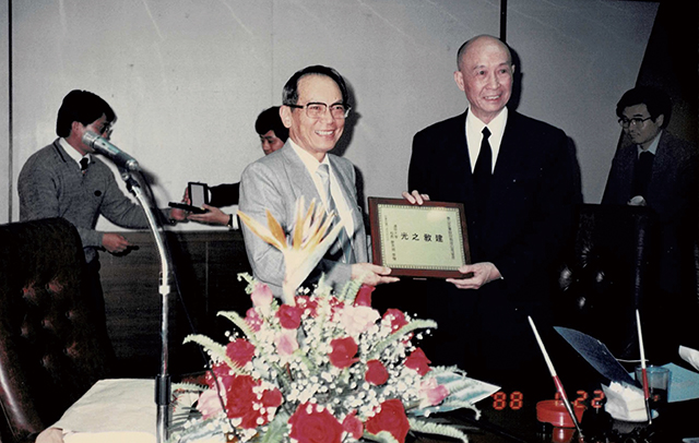 泰山企業榮獲「國家品質獎」，由詹仁道總裁（右）親自接受獎牌。張武勇提供