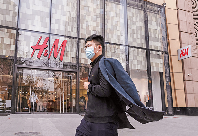 新疆棉事件後，中國官媒體和社交網絡平台呼籲抵制包括H＆M在內的西方主要品牌。圖為中國北京購物區的一家H&M服裝店。Getty Images