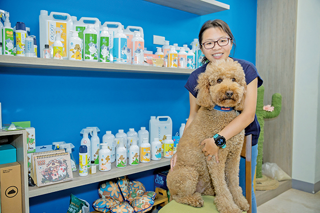 喜歡大型狗的夏綾那說：「我希望我的產品可以讓寵物跟人好好相處。」臭味滾提供