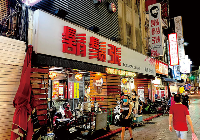 從寧夏夜市發跡的「鬍鬚張」是台灣第一家可以吹冷氣吃滷肉飯的小吃店。吳長益攝影
