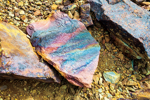 陽光照射在七彩的石頭上，不知道上面是什麼成分反射出這麼特殊的色澤。