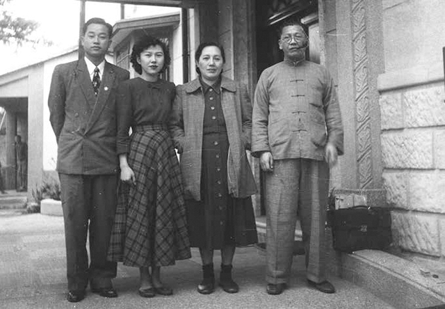 圖左起廖運潘、姜阿新之女姜麗芝、姜阿新夫人、姜阿新。聯經出版提供