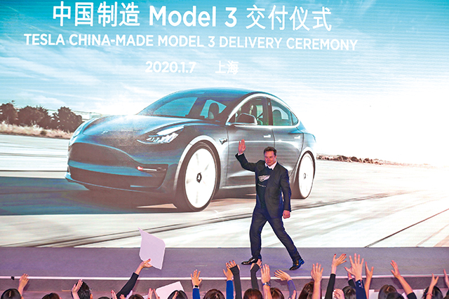 特斯拉執行長馬斯克2020年1月7日在特斯拉中國製造的Model 3上海交付儀式上揮手。Getty Images