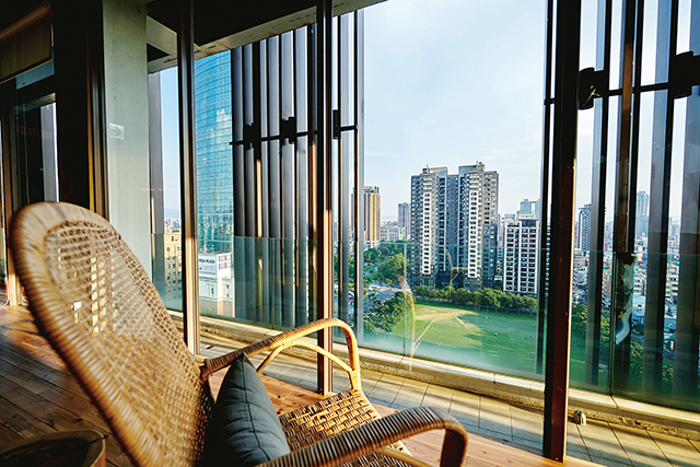 廖晨翔重視窗外，將最美的景色留在公共空間。誠星旅館提供