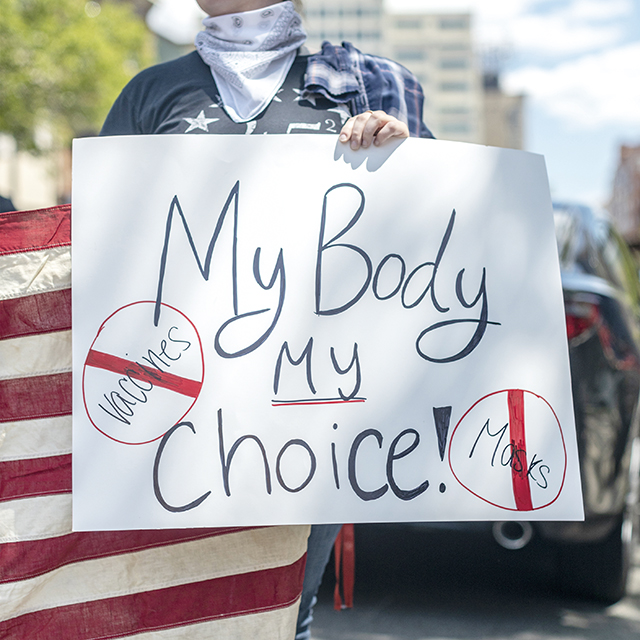反強制疫苗民眾高舉標語：「「我的身體，我來選擇！」（My Body, My Choice!）Adobe Stock