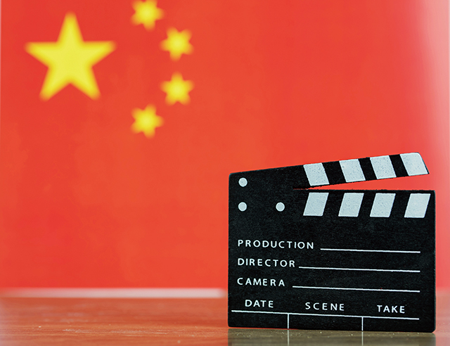 美國好萊塢電影業者長年為了商業利益討好中國政府所做的讓步沒有換來中國開放更多的好萊塢電影，審查反而更嚴格，甚至培植了中國電影產業。Adobe Stock