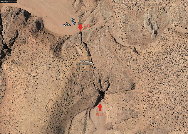 上羚羊峽谷長不過百餘公尺，從Google Map上可以清楚看到這條狹縫型的峽谷，峽谷上方的一線裂口也看得一清二楚。