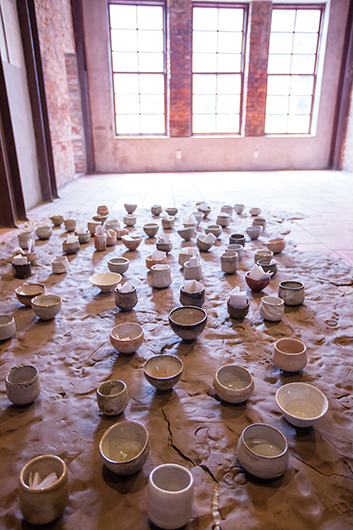 2018年許庭嘉於台北剝皮寮「空間自白」展出中的作品「八十一個茶碗」，代表塵世中的芸芸眾生。許庭嘉提供