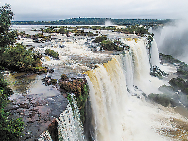 伊瓜蘇瀑布是阿根廷以及巴西的天然國界，也是世界新七大自然奇景之一。
