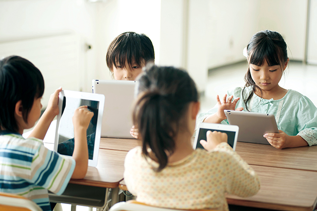 在網路、科技當道的現代，陪伴許多孩子們長大的最佳玩伴是平板電腦。Adobe Stock