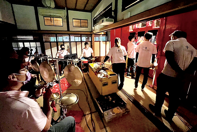 演出時，前場演出人員與後場鼓師、樂師等人配合無間。臺北木偶劇團提供