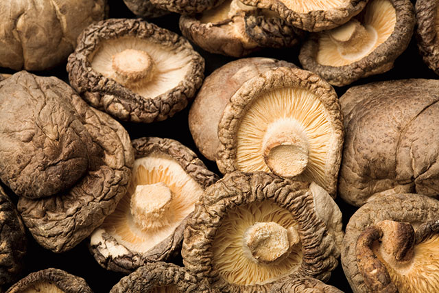 經過乾燥處理的乾香菇，香氣上比起生鮮香菇更勝一籌。