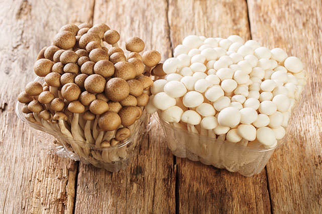 雪白菇實為日本北斗公司改良出的「純白色鴻喜菇」。圖左為鴻喜菇，右為雪白菇。