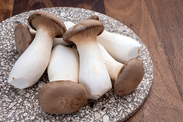 菇柄粗胖的杏鮑菇，屬於側耳科的菇類，有一種彈牙的Q勁，蘊含水分。