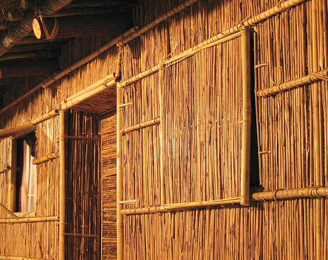 磚塊未興起前，竹管厝就是農業社會的「國民住宅」。Adobe Stock