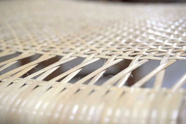 日人要求嚴格，打樣就要一絲不苟。下圖藤椅之編織面不夠平整、細密。