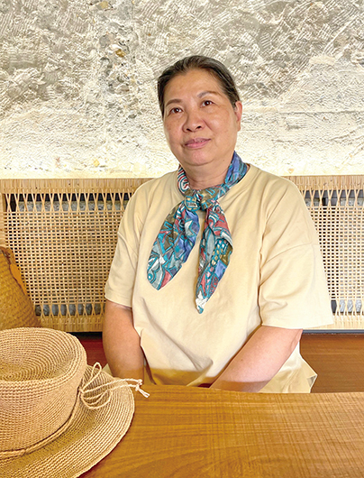 郭淑惠背後為自己手工編織的藤製靠背。郭淑惠提供
