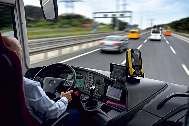 為了交通安全及司機的健康，司機的每日工作時間應該有些限制。Adobe Stock