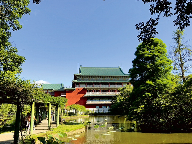 碧波漣漪映襯著古典中國式深紅色建築——歷史博物館為背景的經典畫面映入眼簾。