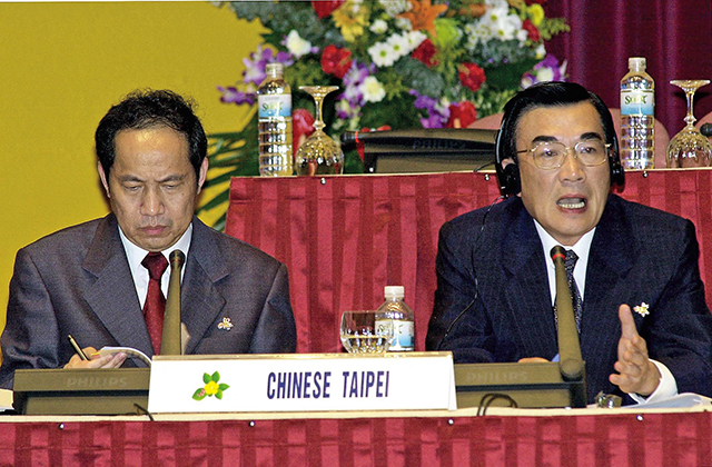 2000年11月13日，時任經建會主委陳博志（左）與經濟部長林信義（右）出席文萊蘇丹國舉辦的亞太經濟合作組織（APEC）論壇。Getty Images