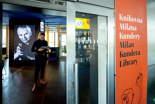 2023年4月6日，一位參觀者在捷克的米蘭．昆德拉圖書館閱讀其著作。Getty Images