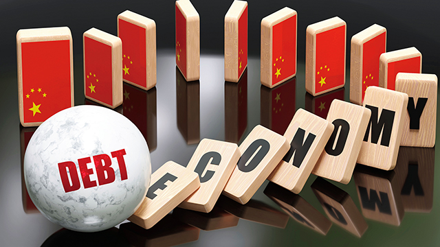 中國經濟由債務引發的骨牌效應將導致不可避免的崩潰。Adobe Stock