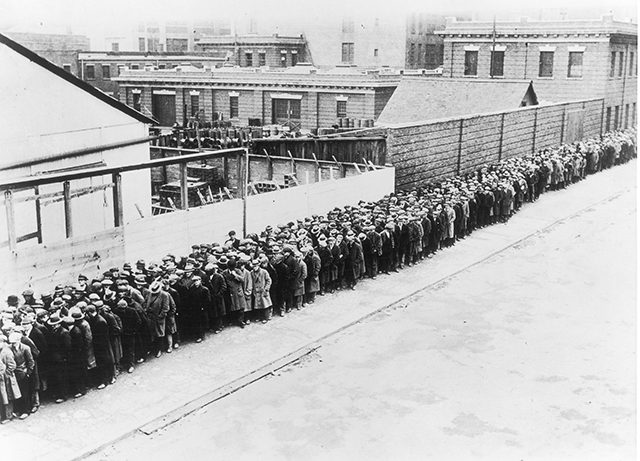 1930年美國大蕭條時期，紐約失業和無家可歸的人在市政旅館外排著長隊等待領取免費晚餐。Getty Images