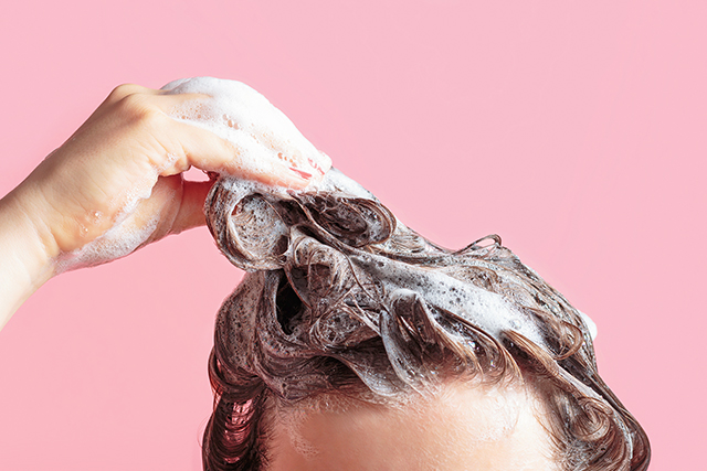 為了維持頭皮健康，建議洗頭時選擇質地溫和、成分較為單一的洗劑產品較為適宜。