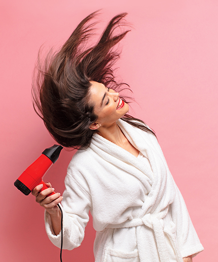 吹髮時，至少讓頭髮與吹風機保持20公分以上的距離，使用吹風機的時間不要超過5分鐘。