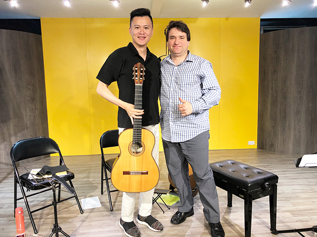 趙柏群（左）與美國威士康辛州立大學專任吉他教授Rene Izquierdo（右）合影。米可吉他提供
