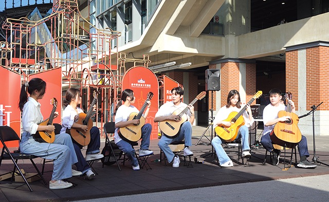 融入台灣在地，米可吉他受邀表演古典吉他。米可吉他提供