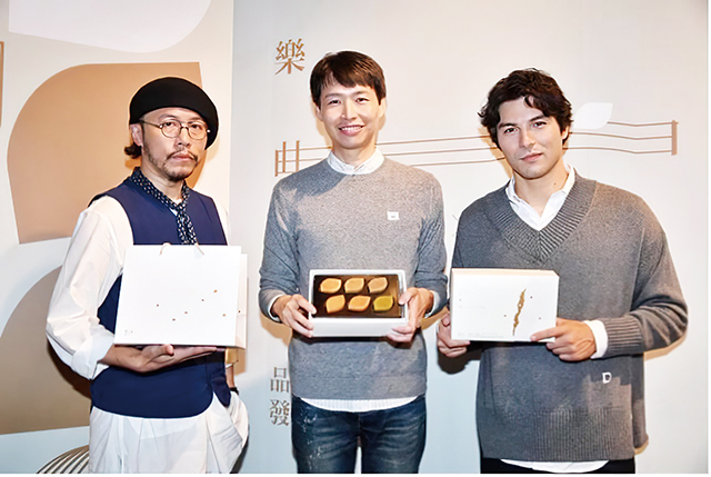 郭元益與演員鳳小岳、設計師方序中聯名推出的「小樂曲」禮盒。郭元益提供