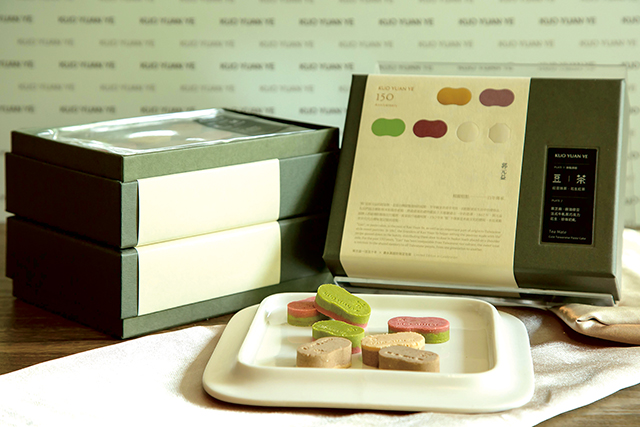 郭元益與設計師聶永真聯名開發的「伴點時光」，突破了綠豆糕「單面壓模」以及「單一口味」的限制。郭元益提供