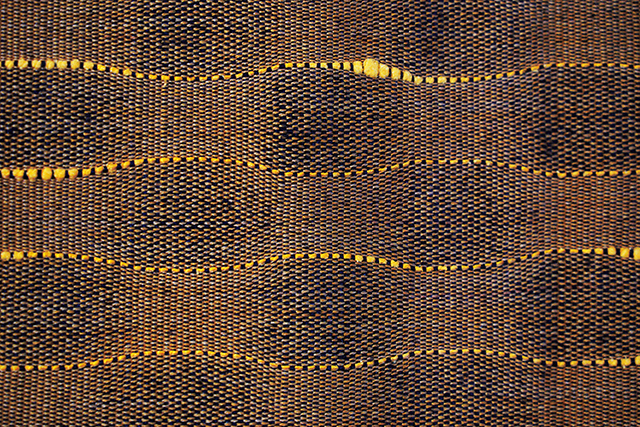 緙絲是由蠶絲製成經線、緯線，先鋪好白色經線於織機上，再以五彩緯線來回穿梭，織成一幅圖畫。