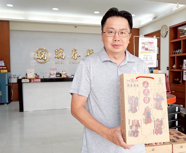 副總經理鍾政達鍾情《三國演義》，推出「五虎醬」禮盒，內有諸葛亮「八陣圖」。謝平平攝影