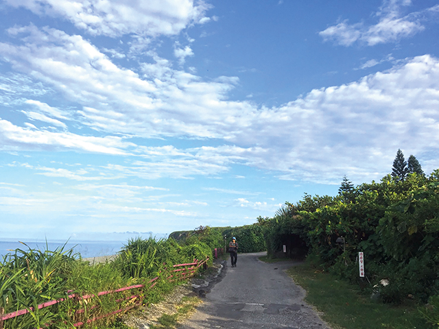 走在兩潭自行車道，花蓮海景風光明媚。
