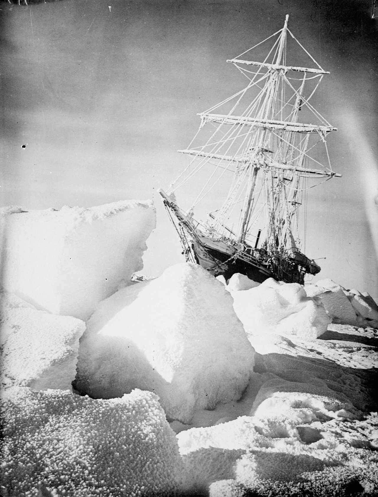 困於冰中的「堅忍號」探險船。公有領域