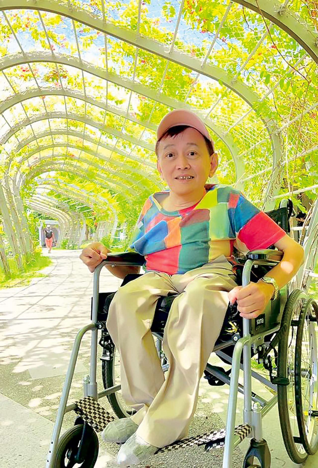 台灣第一位身障人士榮獲廣播金鐘獎的劉銘樂觀向上，積極突破各種阻礙，成立「混障綜藝團」。臉書擷圖