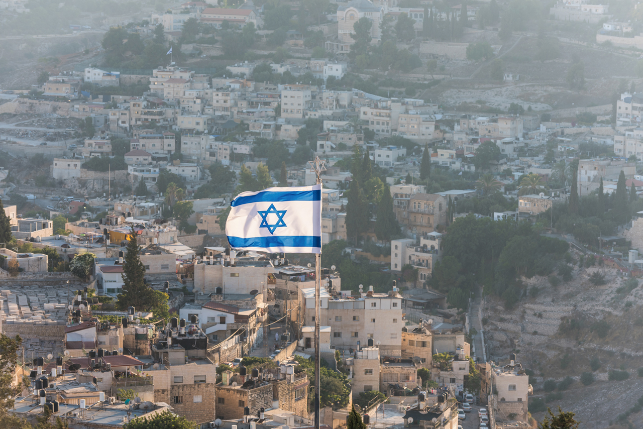 不管左傾猶太精英對世界造成多大損害，都不應否定以色列這個中東唯一真正民主國家的生存。圖為耶路撒冷住宅區飄揚的以色列國旗。Adobe Stock