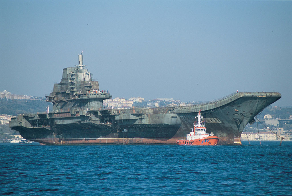 左：蘇聯未完成的「瓦良格號」，成為後來中國第一艘航母，圖為「瓦良格號」。圖片來源：維基百科