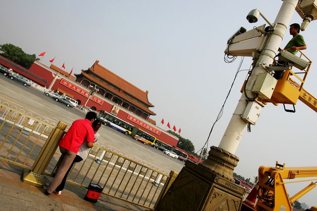 一名技術人員正在調整北京天安門前的監視錄影系統。Getty Images