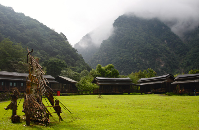 立德布洛灣山月村是目前台灣唯一獲得國際「永續生態認證」標章的旅遊業者。圖為山月村一角。丹尼爾攝影