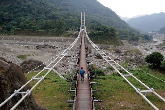 達娜伊谷裡重新修復的景觀大吊橋。李唐峰攝影