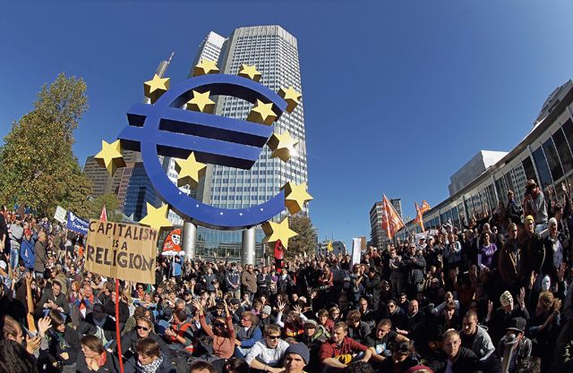 歐銀總部前，占領華爾街等抗議人士要求結束金融玩家的興風作浪，並為歐美的金融危機負責。Getty Images
