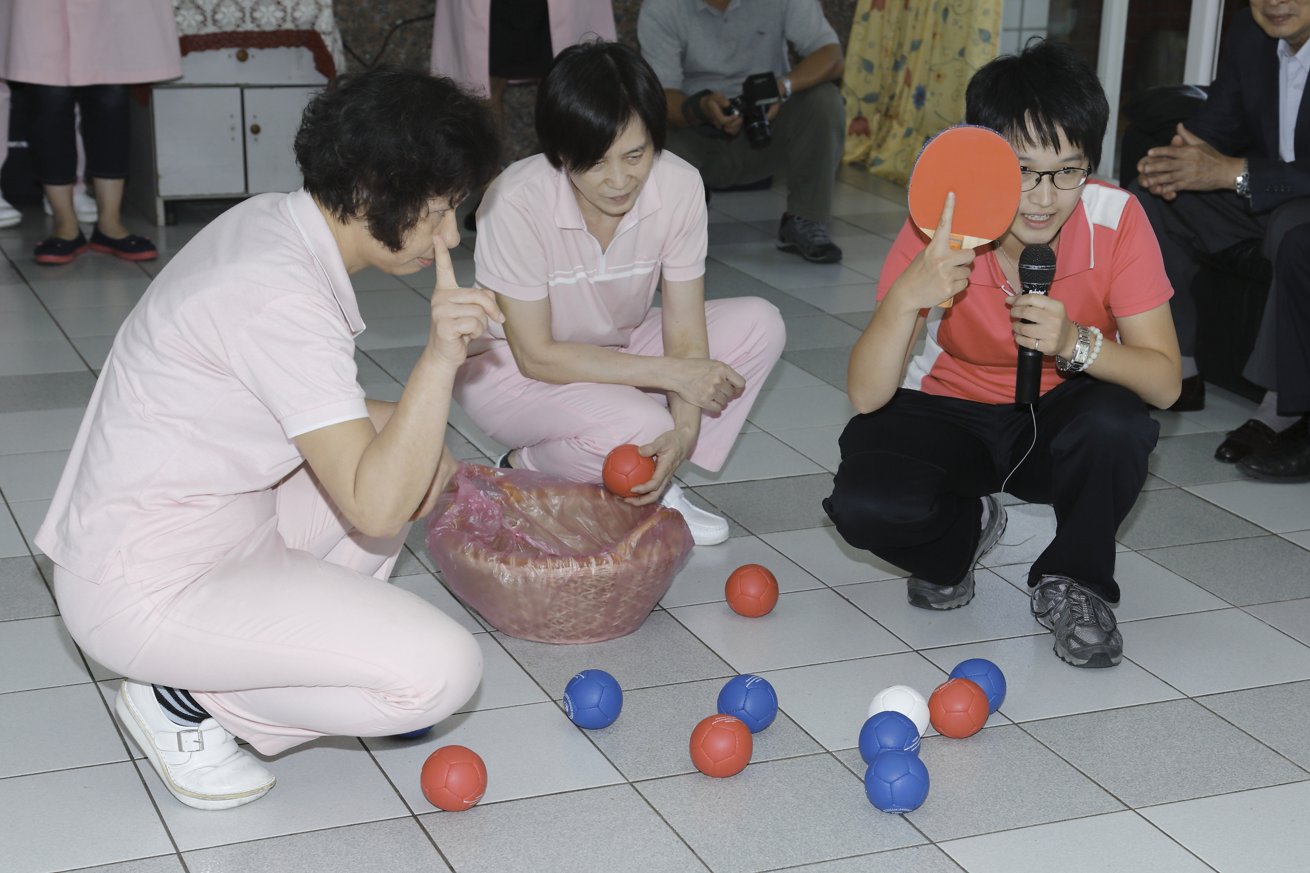 東南扶輪社社長黃連福（二排左四）、婦科醫生陳宏銘（二排右四）帶領社友們捐贈「滾地球復健訓練器材」給「愛維養護中心」。
